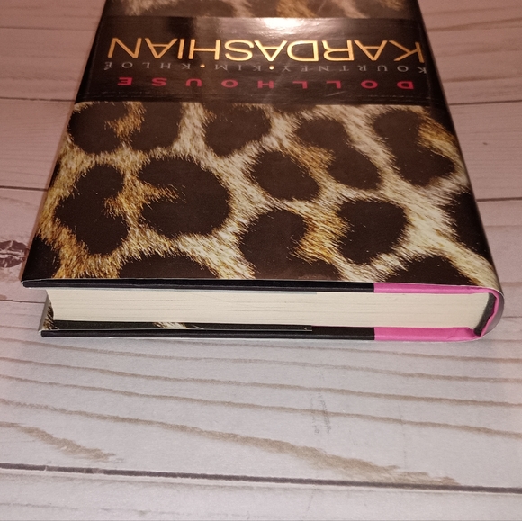 Signed First Edition KARDASHIANS Dollhouse Book - Signed by Khloe and Kourtney - Picture 8 of 9